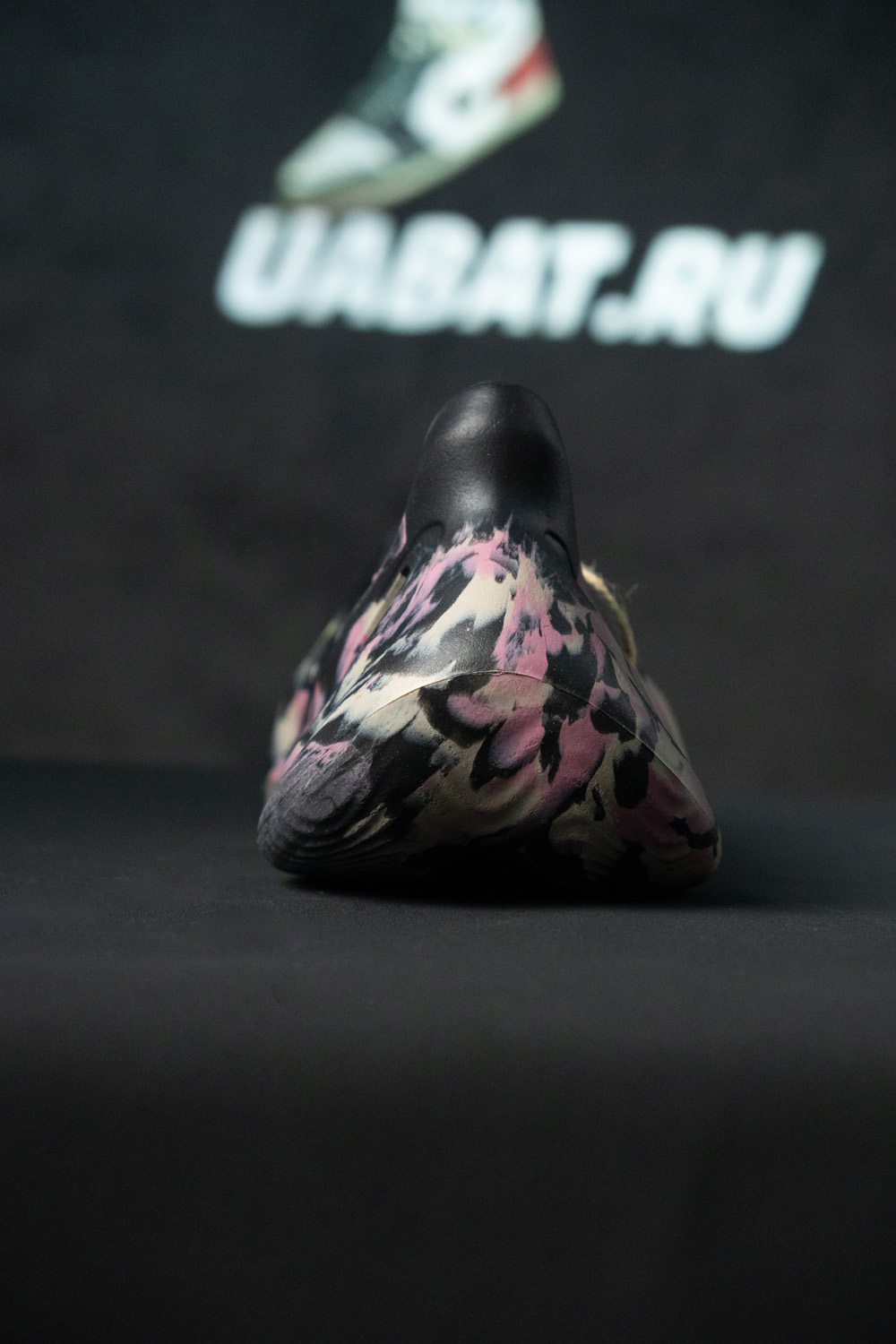 YEEZY FOAM RUNNER 'MX CARBON'