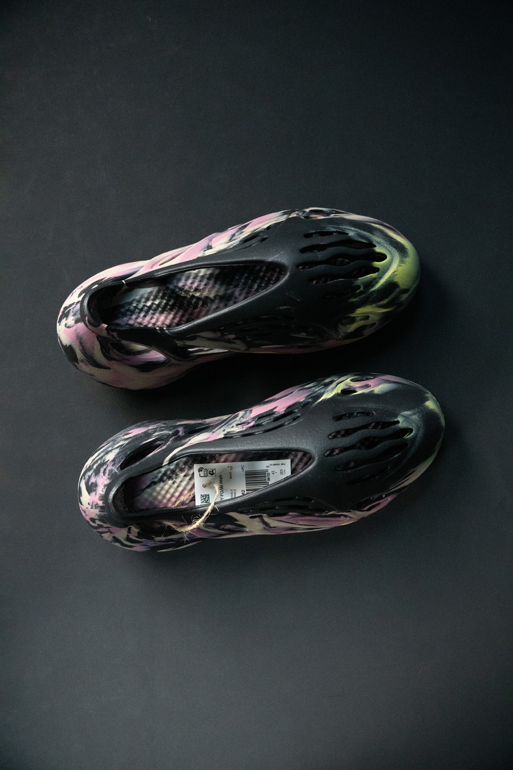 YEEZY FOAM RUNNER 'MX CARBON'