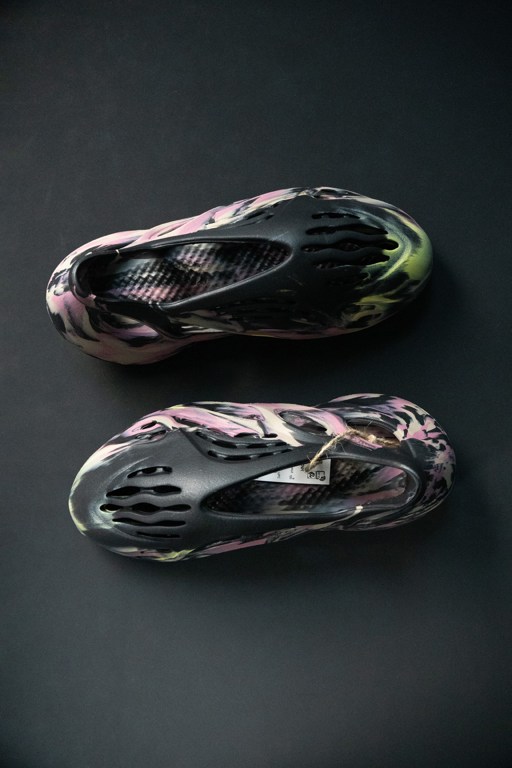 YEEZY FOAM RUNNER 'MX CARBON'