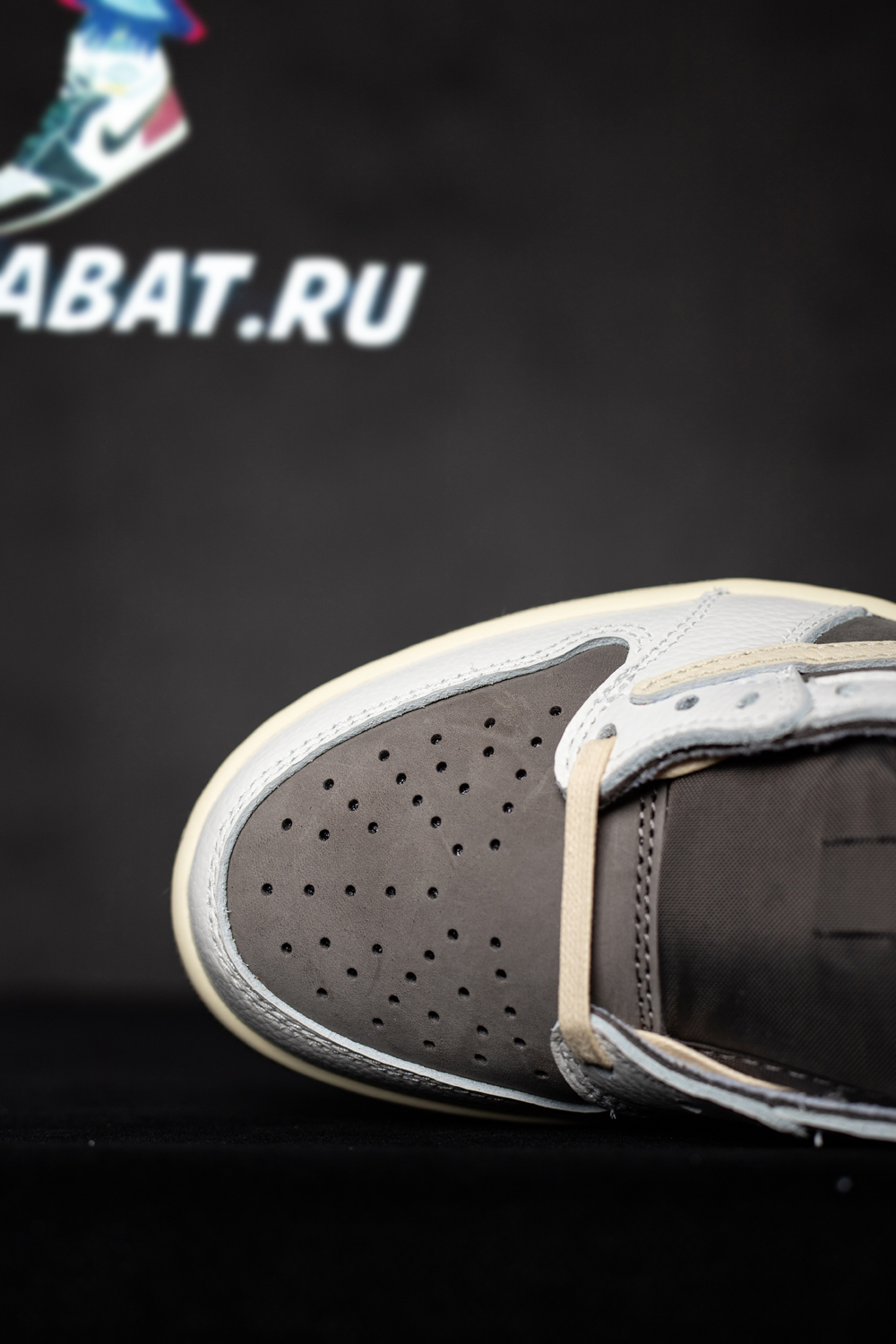 TRAVIS SCOTT X AIR JORDAN 1 LOW OG "REVERSE MOCHA"
