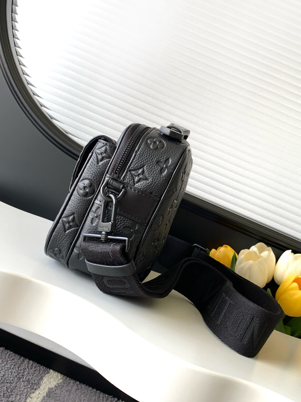 Louis Vuitton S Lock Messenger M58489 22*18*8cm