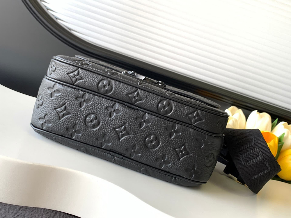Louis Vuitton S Lock Messenger M58489 22*18*8cm
