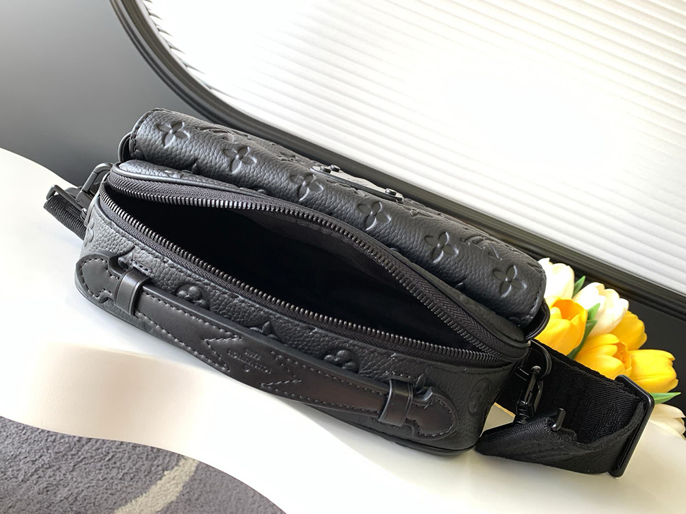 Louis Vuitton S Lock Messenger M58489 22*18*8cm