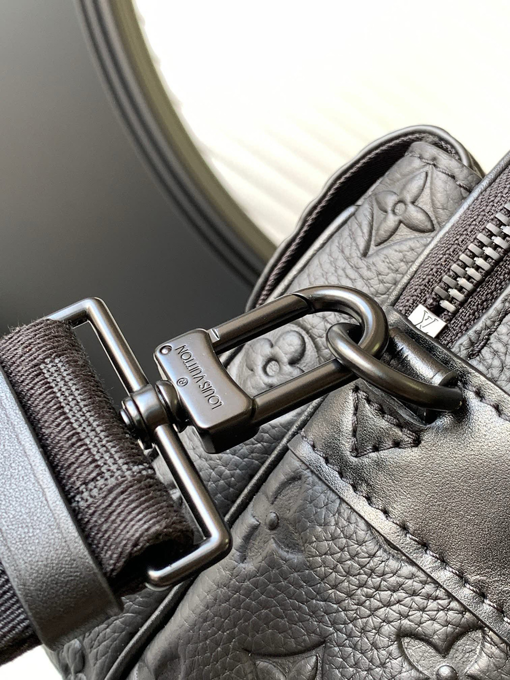 Louis Vuitton S Lock Messenger M58489 22*18*8cm