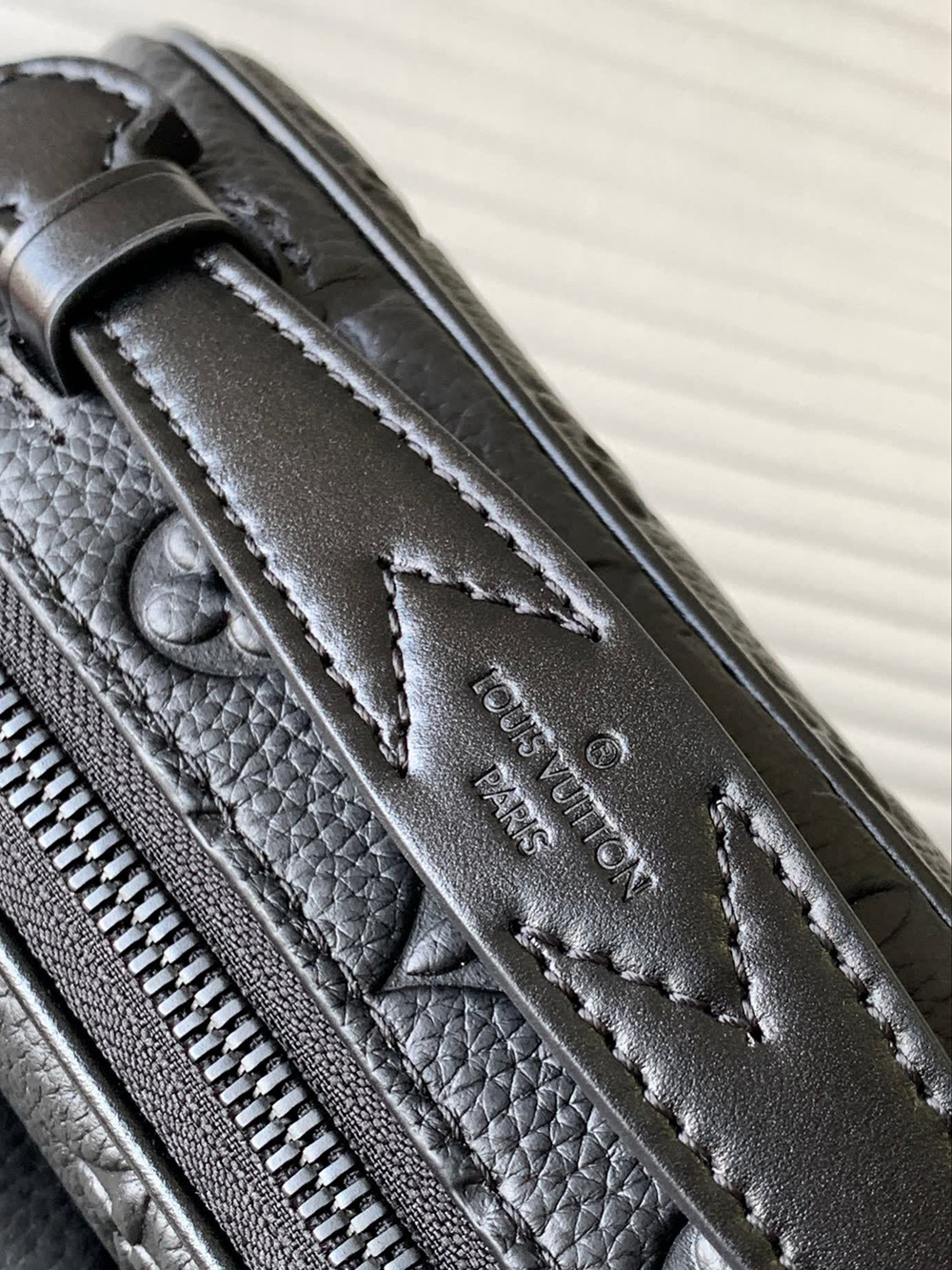 Louis Vuitton S Lock Messenger M58489 22*18*8cm
