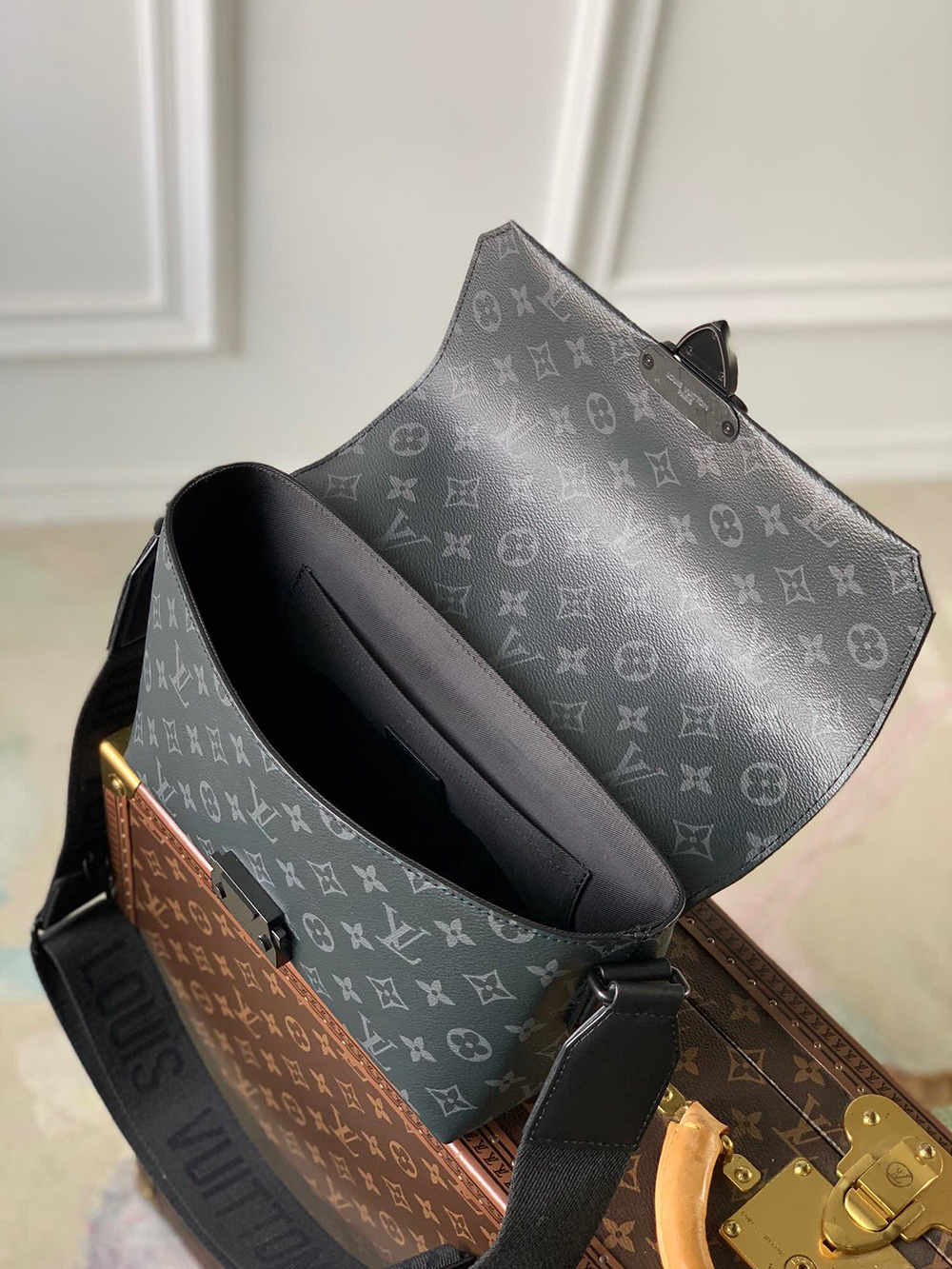 Louis Vuitton S-Cape Messenger M46794 28*16*10cm